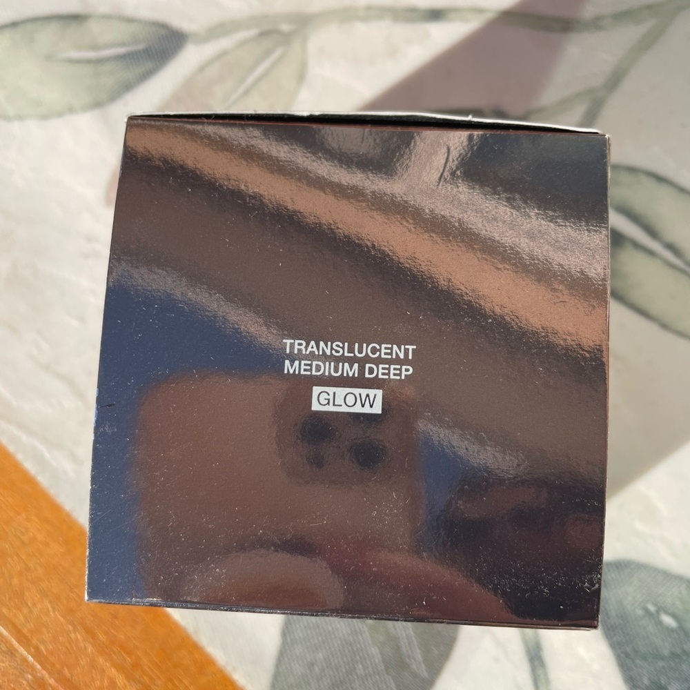 Laura Mercier Translucent Loose Setting Powder! - Picture 3 of 6